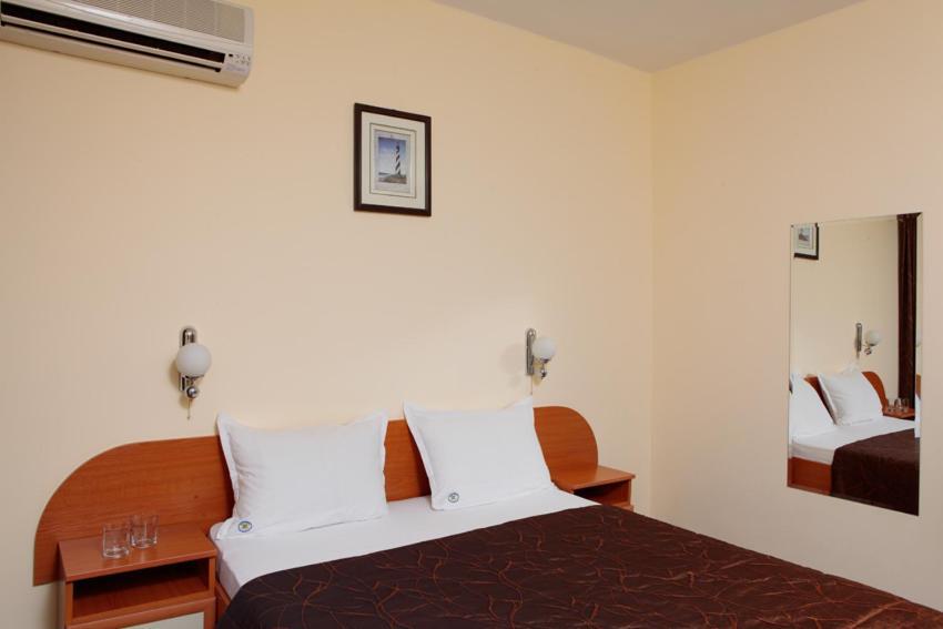 Hotel Yanis 洛泽内茨 外观 照片