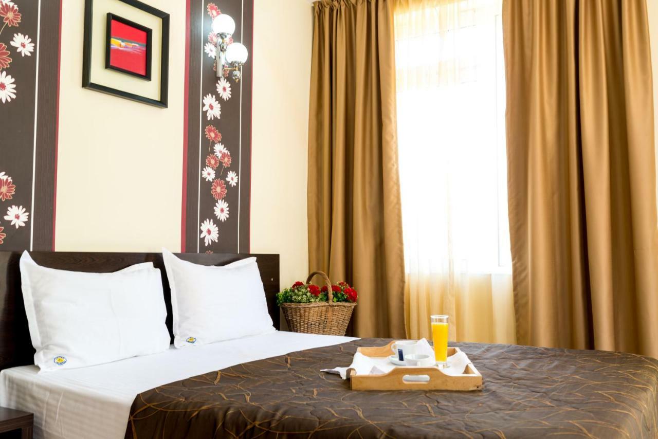 Hotel Yanis 洛泽内茨 外观 照片