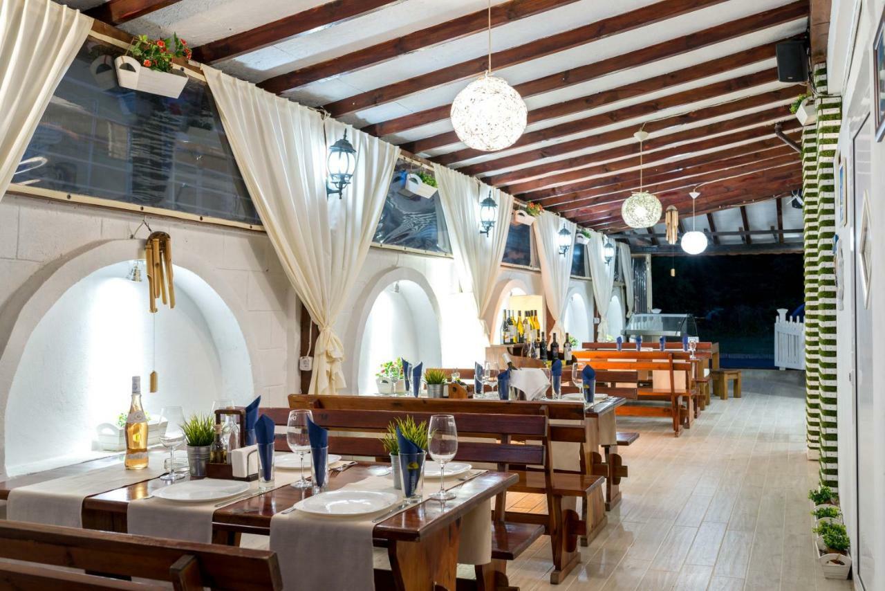 Hotel Yanis 洛泽内茨 外观 照片