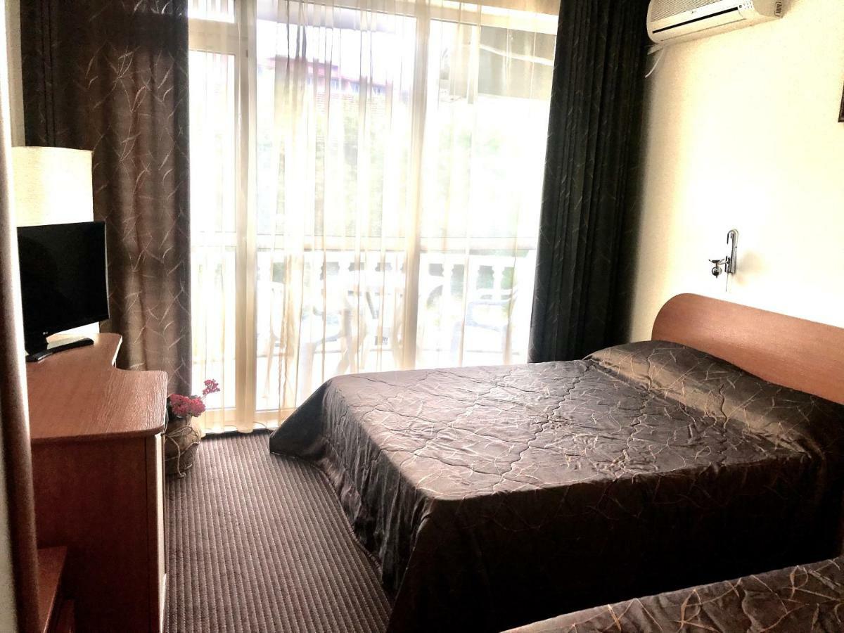 Hotel Yanis 洛泽内茨 外观 照片
