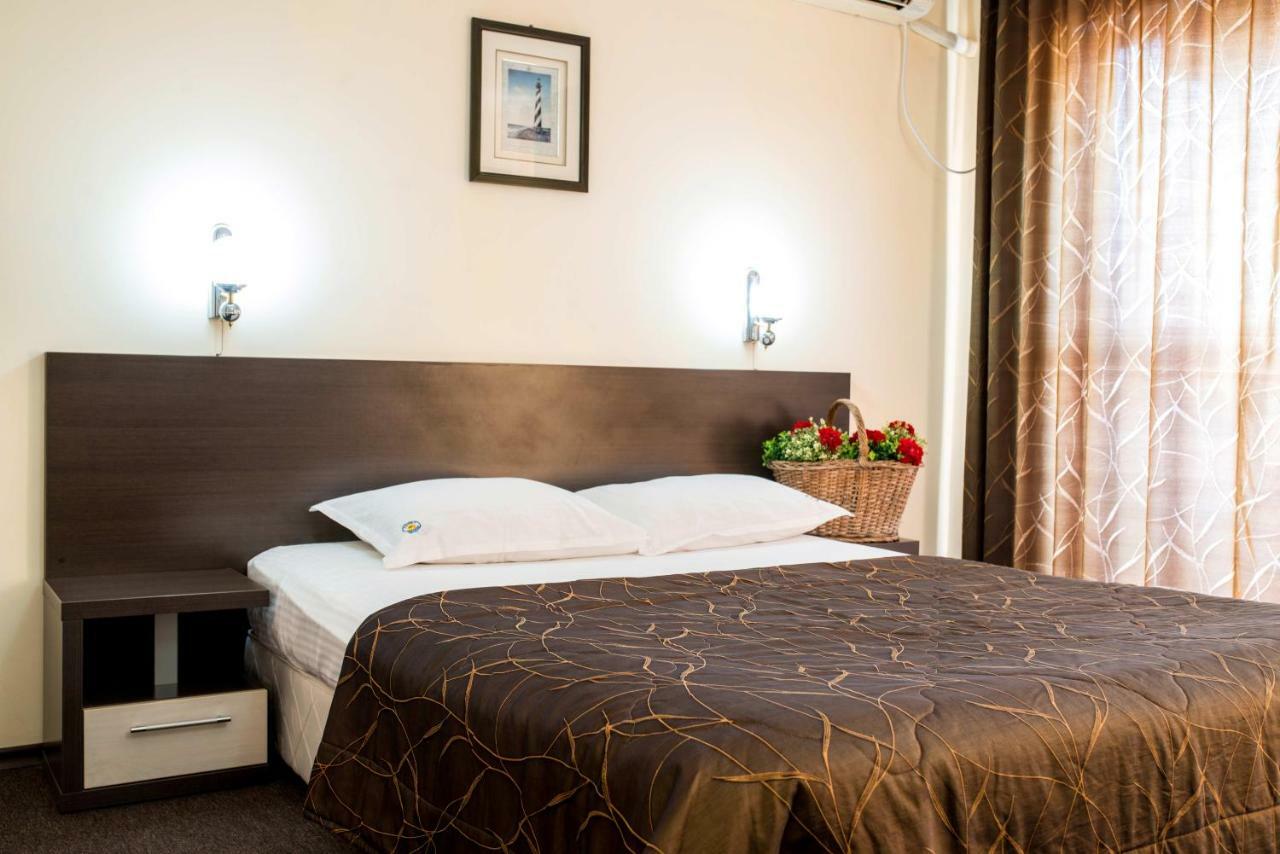 Hotel Yanis 洛泽内茨 外观 照片